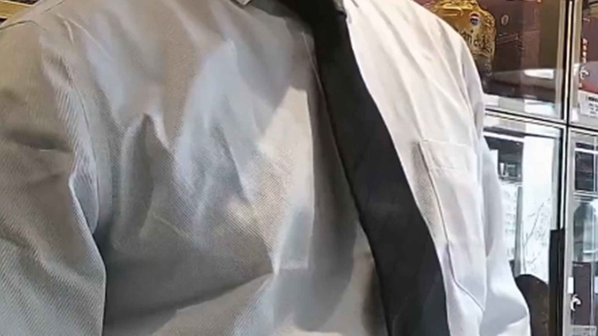 山东一酒店员工提醒小孩别玩旋转门，竟遭家长怒怼“你这么大声干什么，吓着孩子了，弄坏我赔”随后报警逼员工对孩子鞠躬道歉