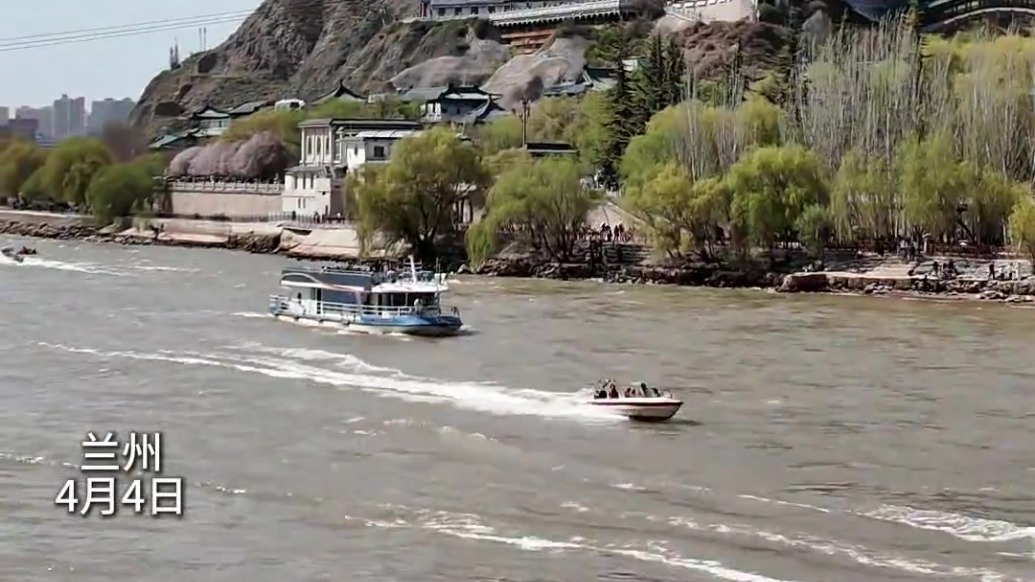 兰州蓝映黄河清　兰州中山桥再现人从众