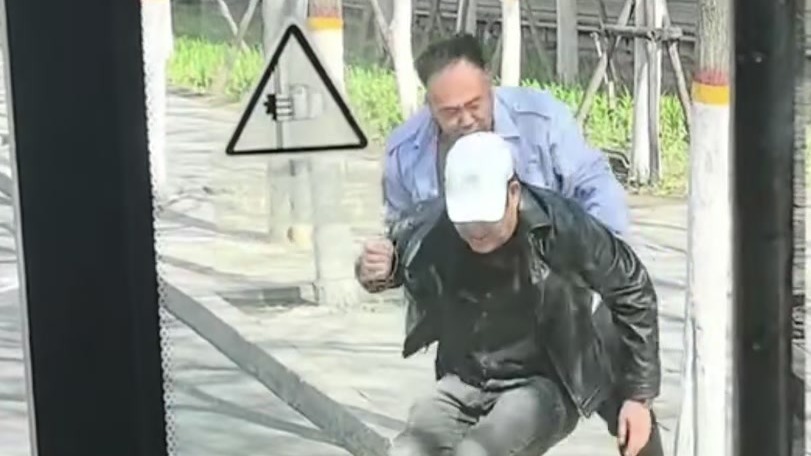 老人路边摔倒　公交司机果断停车搀扶