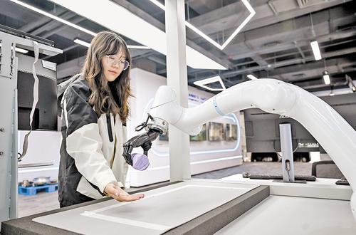 3月20日，梅卡曼德（雄安）机器人科技有限公司员工通过语音指令控制机器人精准抓取。本报记者 李东宇摄