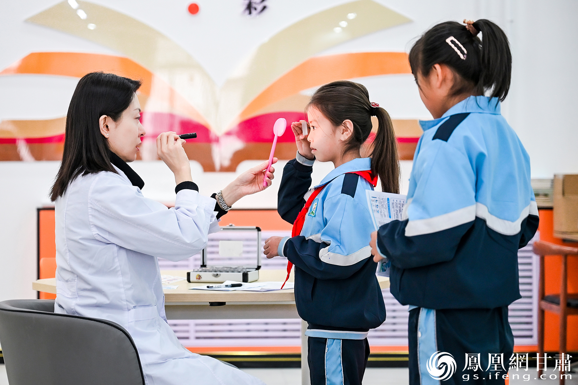 甘肃省临夏州积石山县城南小学学生接受斜弱视筛查