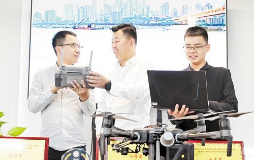 4月3日，雄安新区中关村科技园，雄安佰筑信息科技有限公司创始人张怀战（中）与技术人员一起探讨项目中的无人机巡检路线方案。本报记者 刘光昱摄