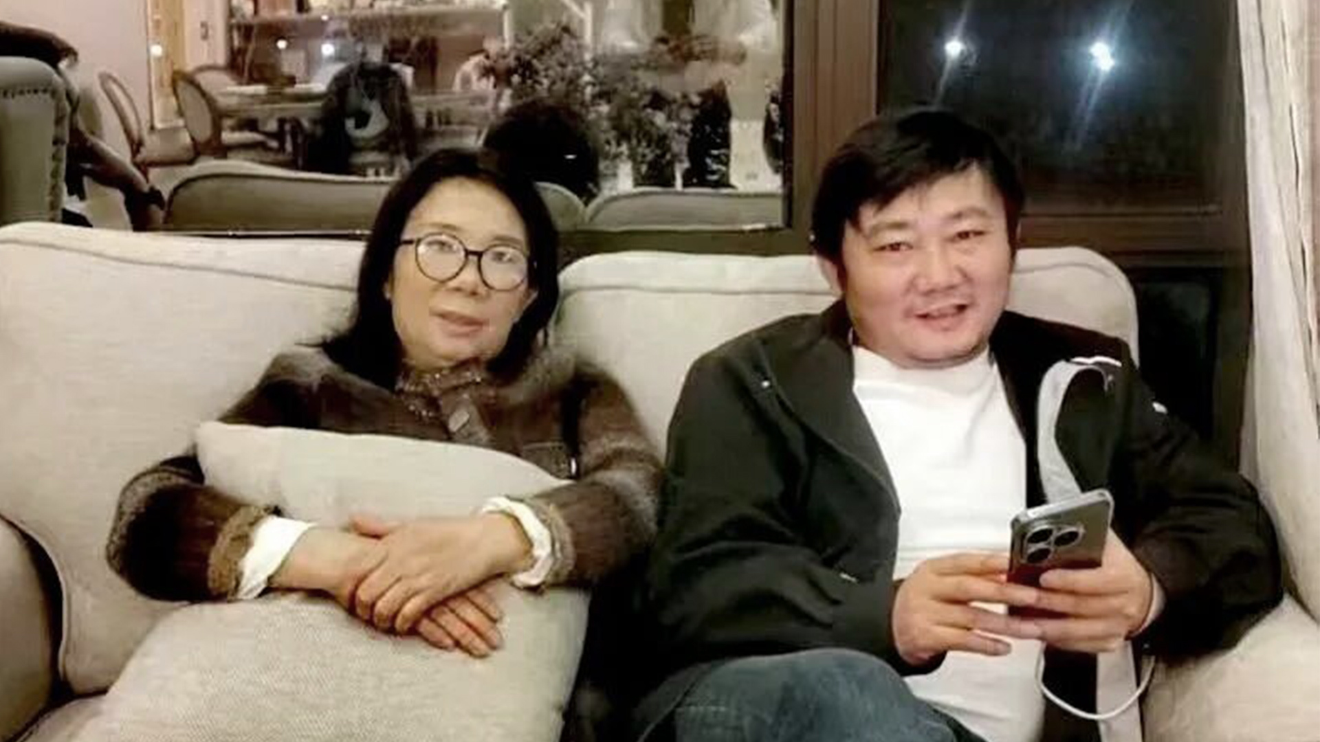 张雪母亲是一名作家，厦大中文系毕业，发文讲述母子故事：抵押房子贷款55万帮儿子创业，张雪骑车撞人她赔了3万多