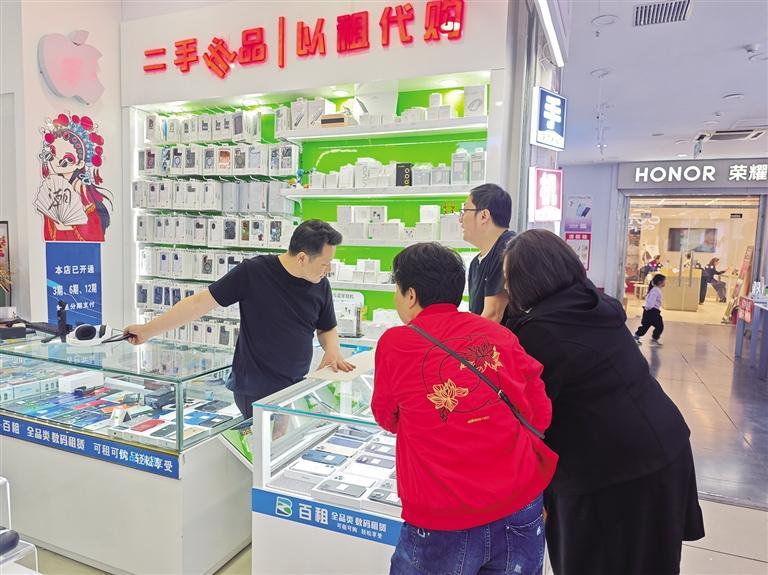 顾客挑选二手手机