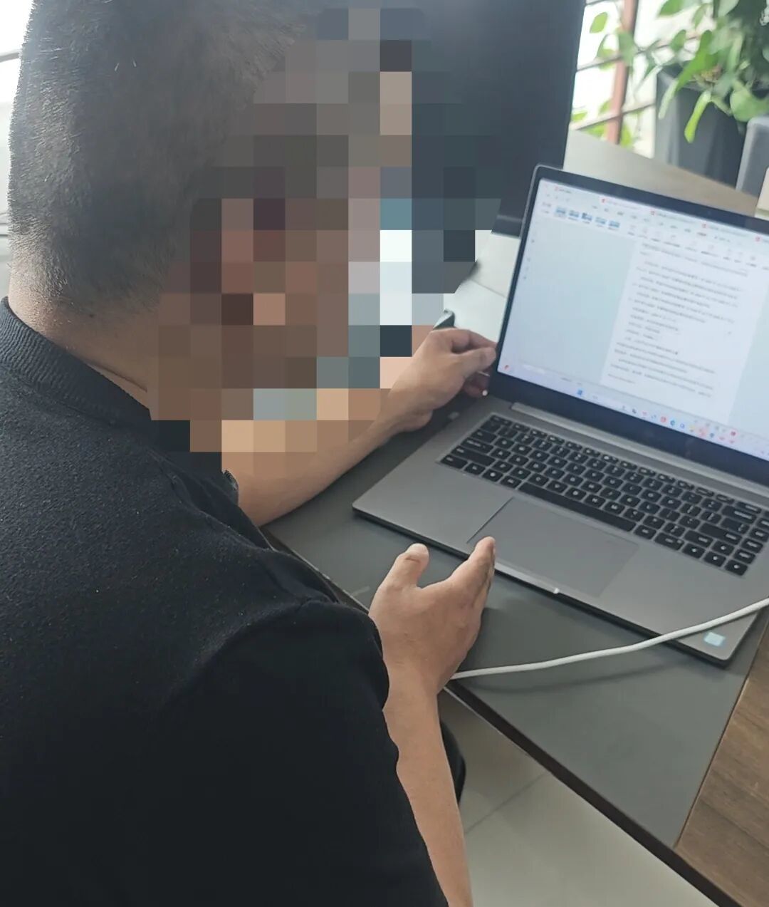 ▲当事人曹先生看着法院以第三方鉴定结果作出的判决书,向记者讲述事件经过