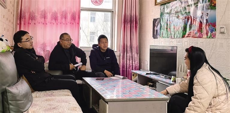 郭德唐（左二）上门调解