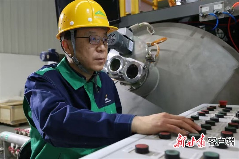 胡家彦在实验室工作　本文图片均由新甘肃&middot;甘肃日报通讯员于彭波摄