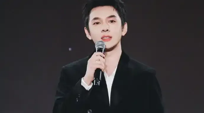 李佳琦哽咽宣布：将短暂退出直播，可能缺席两个季度