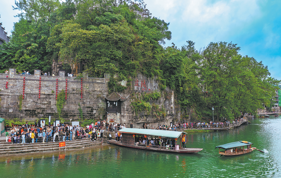 从边城前往重庆洪安古镇的游船渡口，游客排队上船。