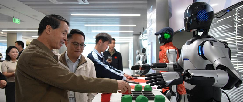 (圖一組圖)現(xiàn)場(chǎng)進(jìn)行參觀