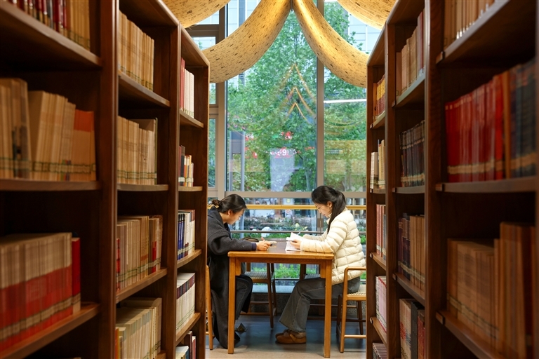 市民在赣州市图书馆读书学习。