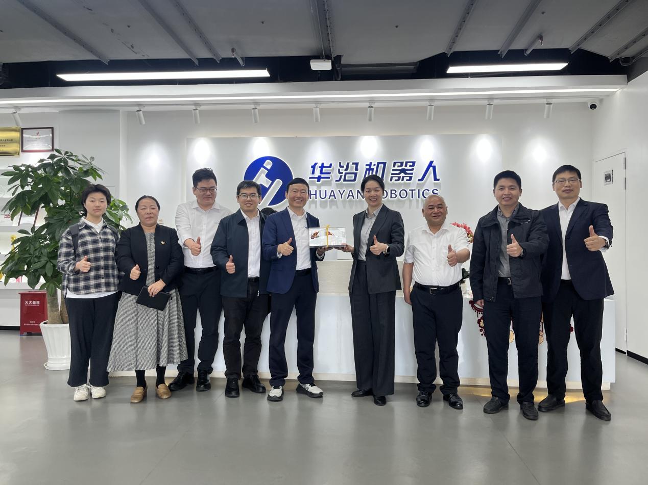 图：3月6日，顺德区委副书记、区长吕园园带队前往深圳拜会华沿机器人。