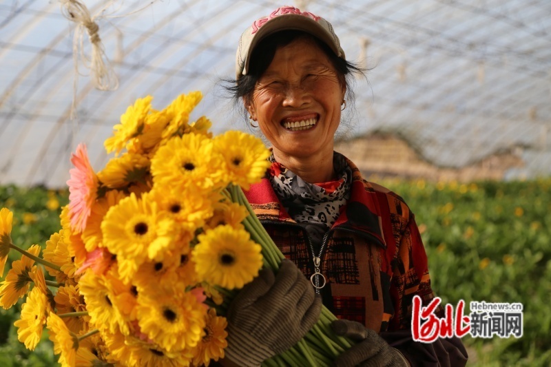 笑逐颜开的花农。吴海民摄
