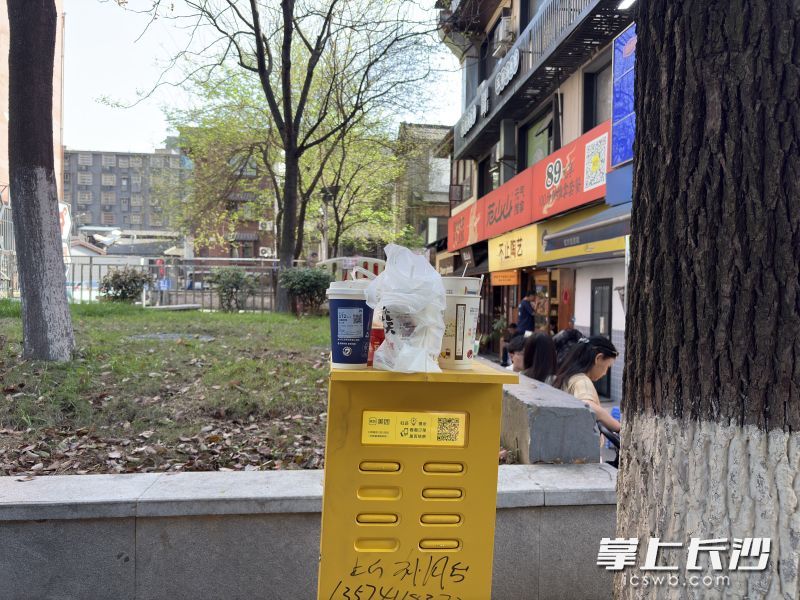 公用设施成了“垃圾点”。图片均为长沙晚报全媒体记者 徐媛 实习生 周洁 摄