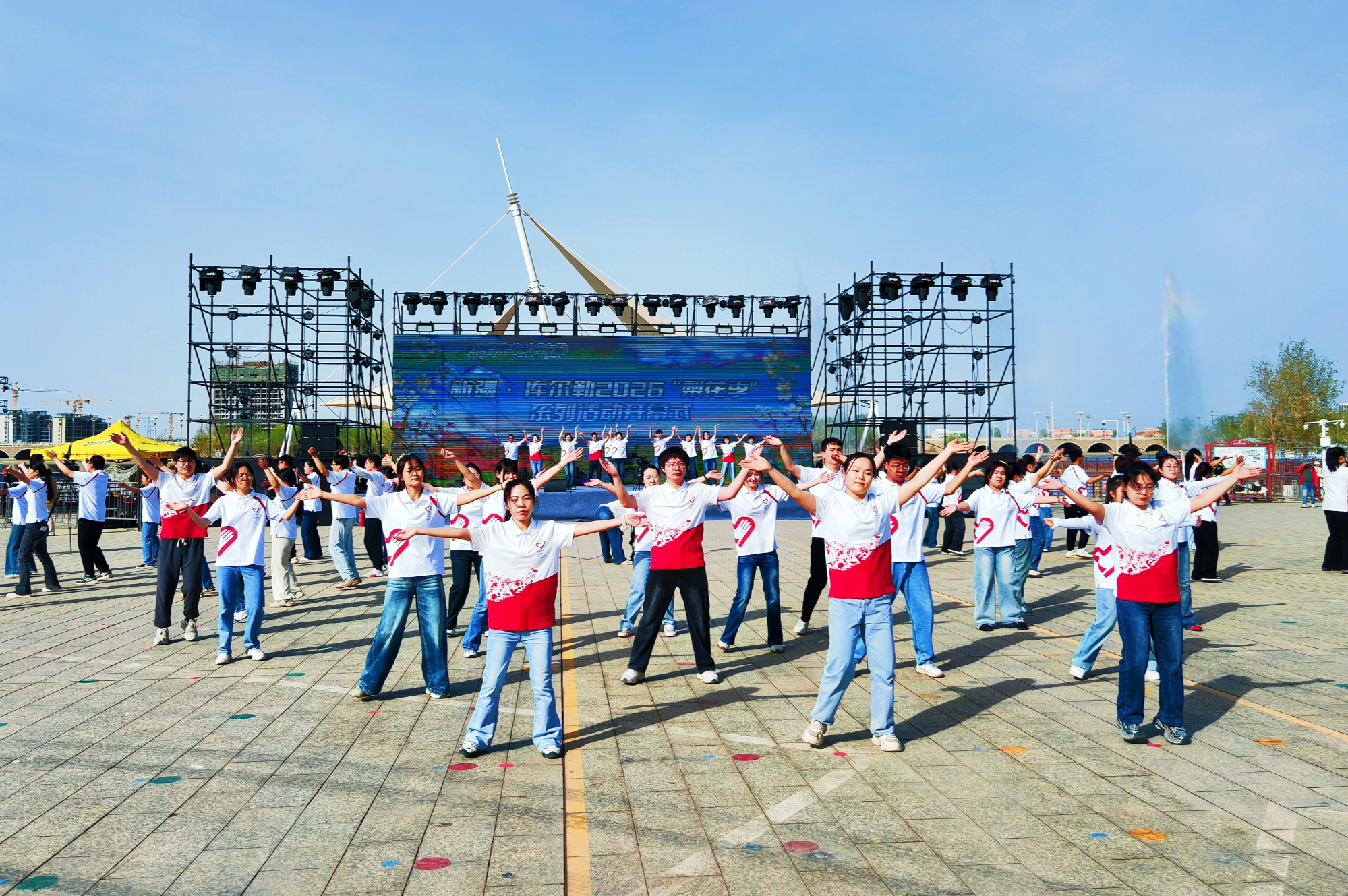 梨花季活动现场西部计划志愿者们“快闪” （黄万里 摄）