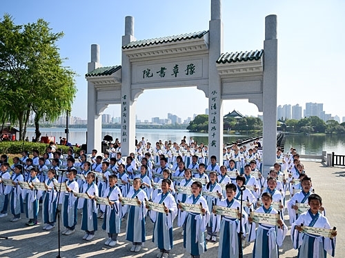 穿汉服的孩子们正在南昌市豫章书院西广场集体朗诵。
