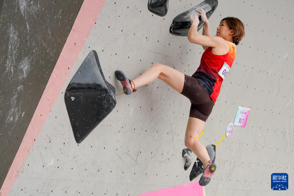 4月8日,中国选手张悦彤在女子攀石预赛中。