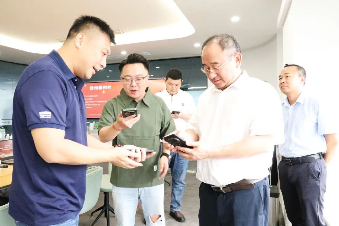 图：参会企业代表现场互加微信、交换名片