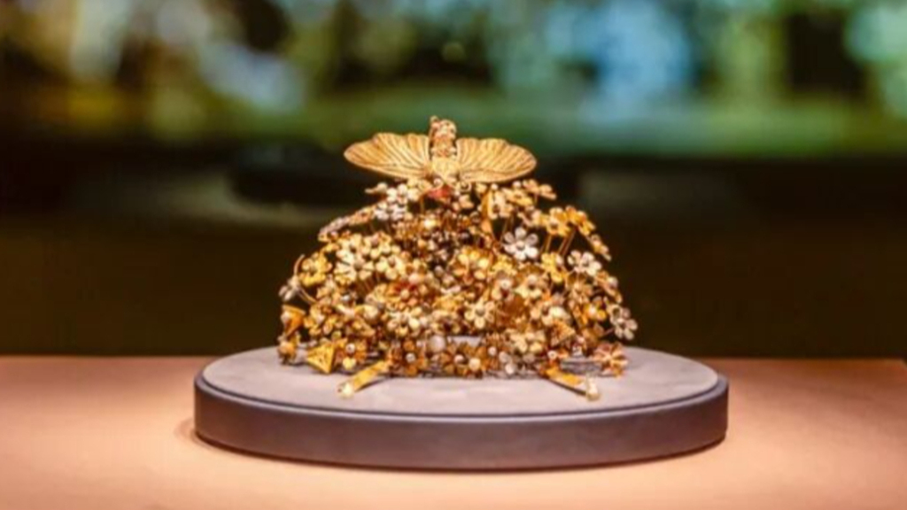 展览现场　金冠饰