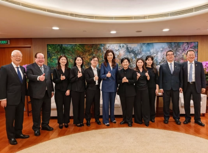 郑丽文打卡国家大剧院,现场比心