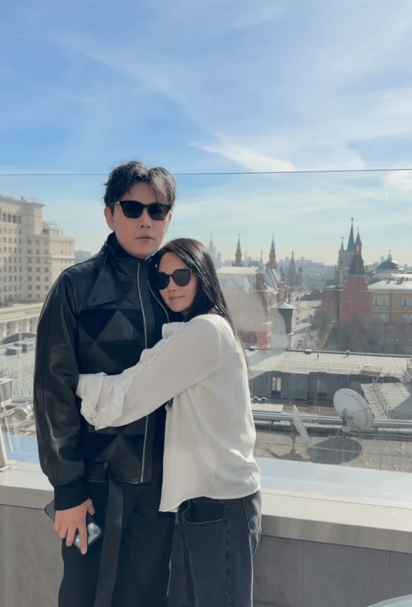 伊能静说：“是不是好多妈妈都这样？有了孩子以后，生活就只是绕着孩子转。那天接到‘妻子的浪漫旅行’节目组来询问，我和秦先生聊起来，才发现怀上米粒后两个人没有好几天单独去玩过。公婆知道了，特别开心，说你俩出去走走。姐姐也说，你一直那么忙，难得可以休息，把米粒交给我们，你跟大昊就当作是度蜜月吧。就这样参加春晚结束后，先飞回沈阳和公婆过年，接着回上海过了个生日，就通知要出发了。”