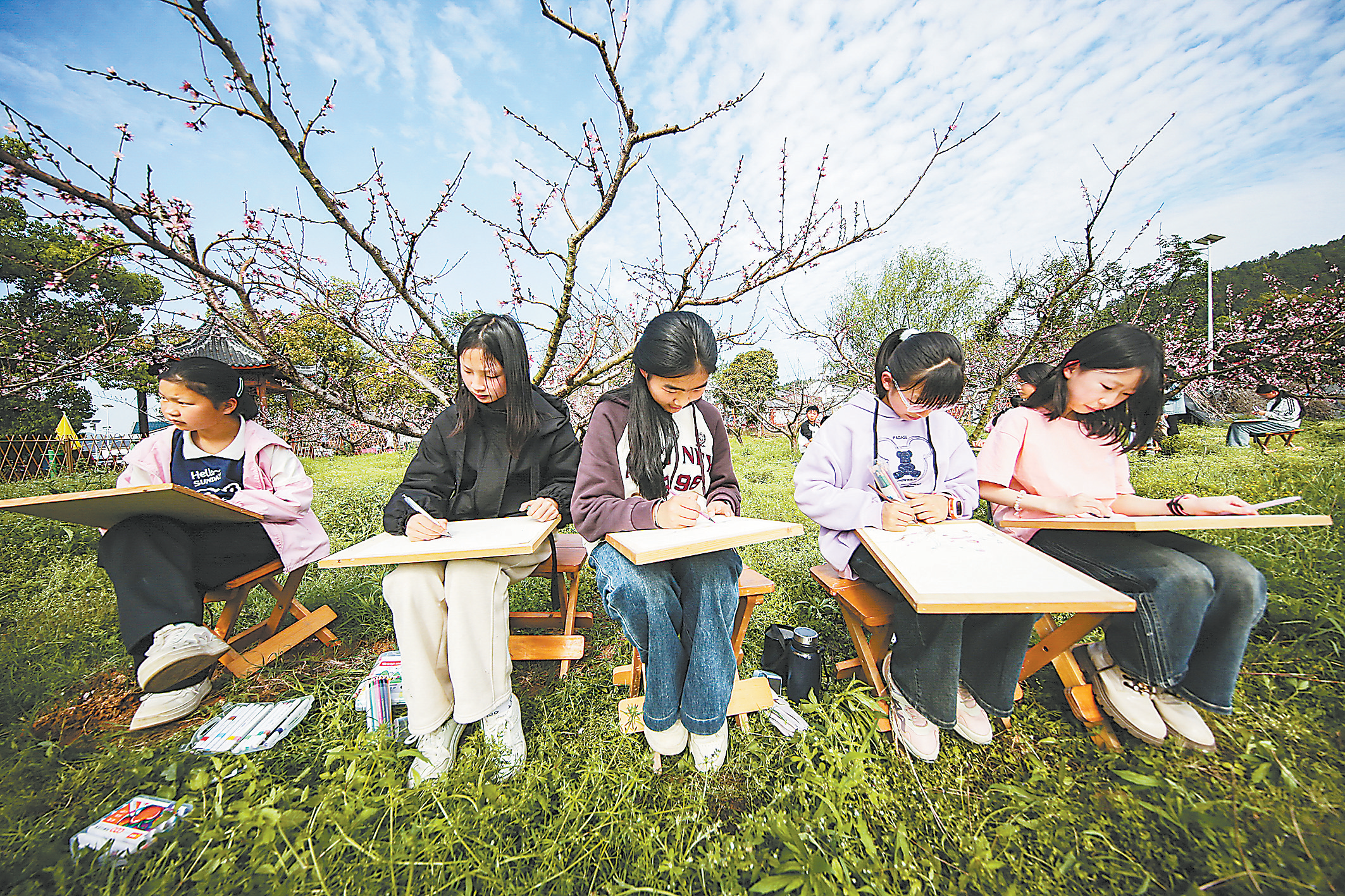 把课堂搬进桃花园！广昌学生花海写生，用画笔描绘家乡春色