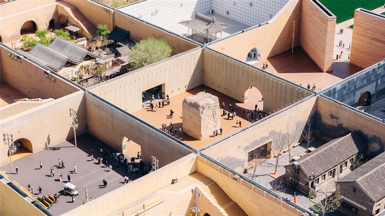 4月5日，清明假期，“只有河南&middot;戏剧幻城”客流如织。21个剧场日演百场，游客沉浸式领略黄河文明，共赴一场春日文化盛宴。记者 聂冬晗 摄