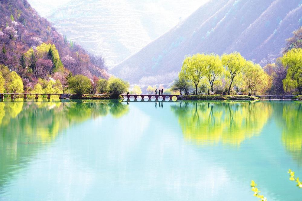 清明时节，陇南市宕昌县官鹅沟景区山花烂漫、柳色新柔，谷底绿茵映湖，春意正浓。 新甘肃&middot;甘肃经济日报通讯员　刘辉　摄