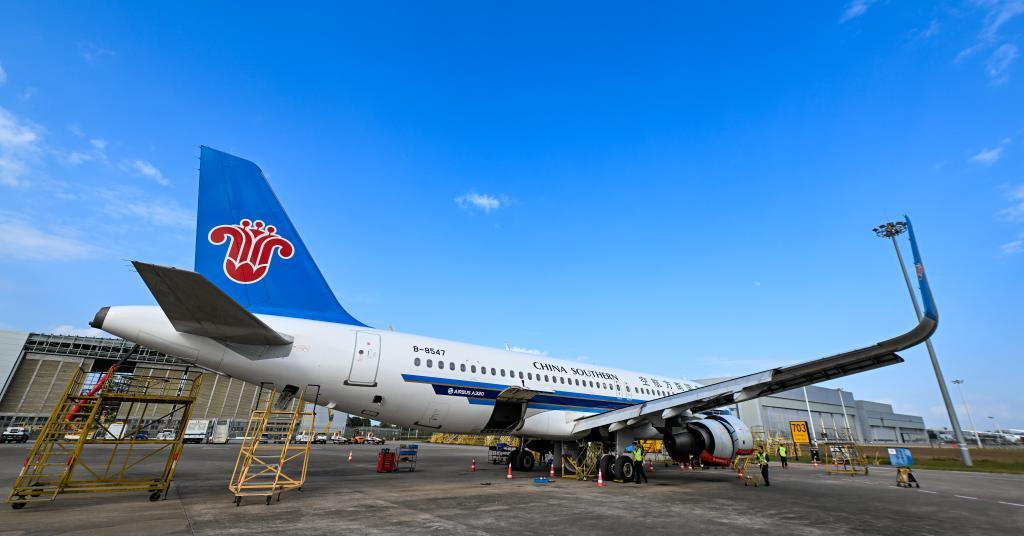 1月29日，海口美兰国际机场停机坪上，南航工程技术分公司机务工程师在对飞机进行深度检查。新华社记者 杨冠宇 摄