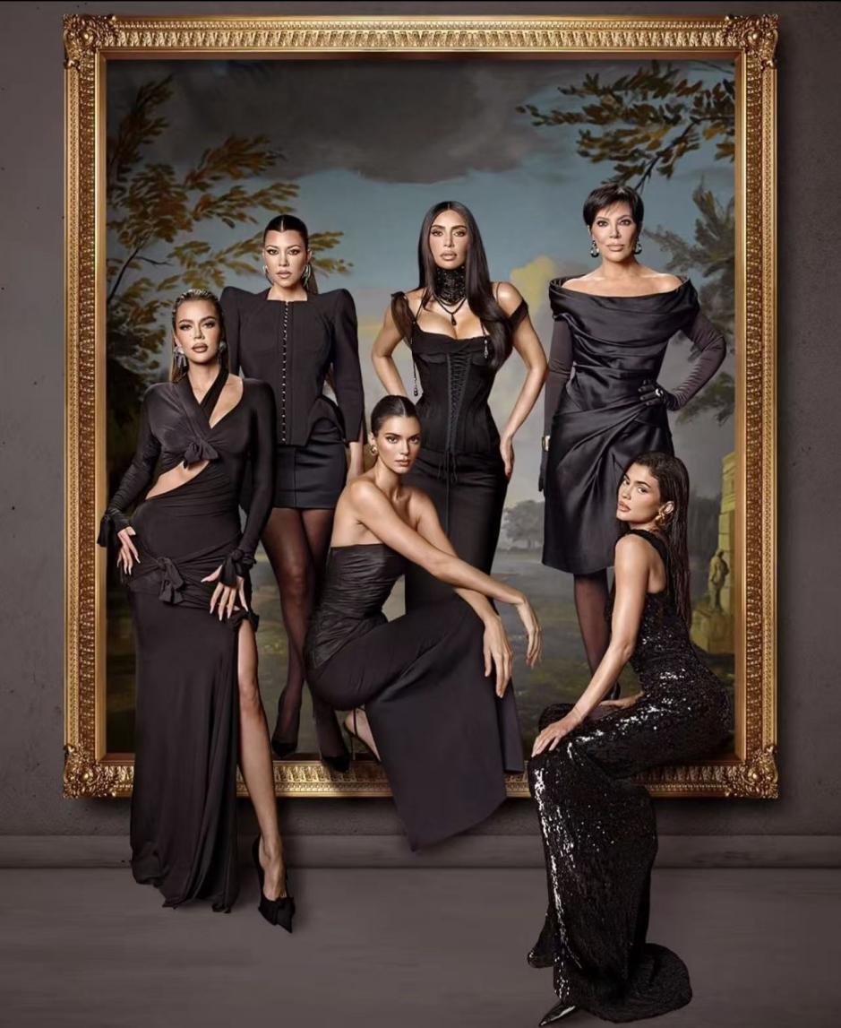 卡戴珊·詹娜家族主要成员:克里斯·卡戴珊(后排右)、考特尼·卡戴珊(后排左)、金·卡戴珊(后排中)、科勒·卡戴珊(前排左)、肯达尔·詹娜(前排中)、凯莉·詹娜(前排右)。因为克里斯本人有过两段婚姻,第一任丈夫姓“卡戴珊”,第二任丈夫姓“詹娜”,故经常被称为“卡戴珊·詹娜家族”。