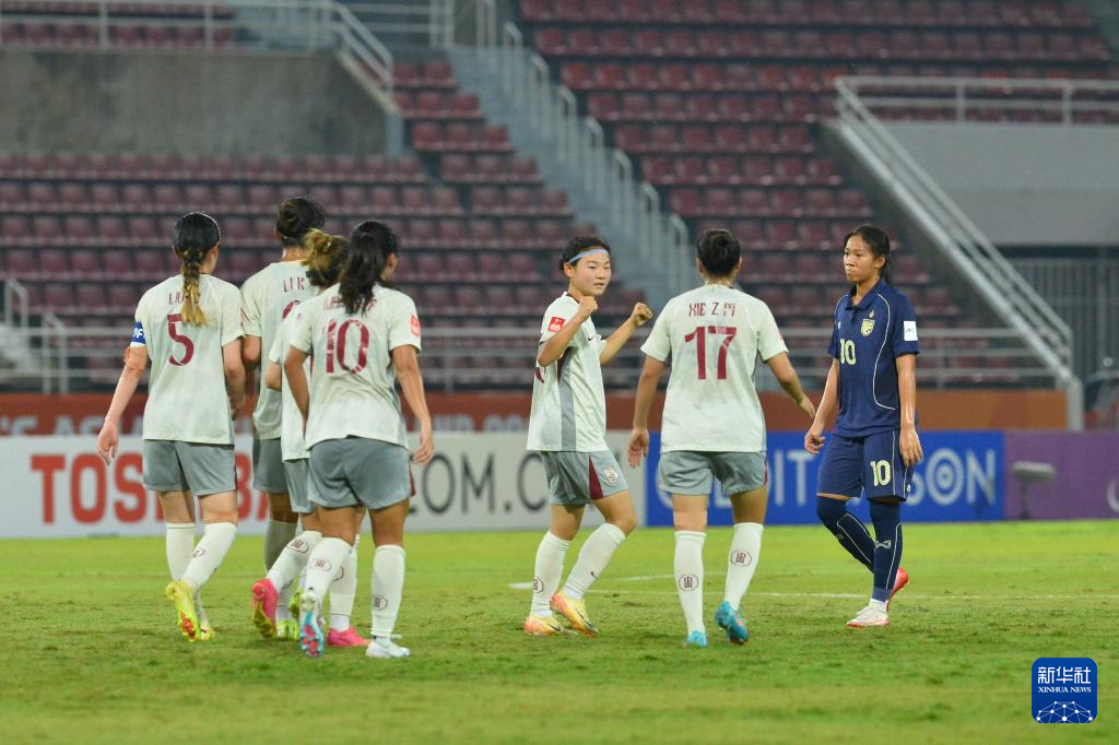 4月7日，中国队球员肖亚飞（右三）进球后与队友庆祝。