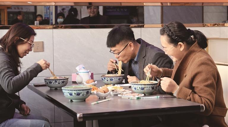 村民马建兰的牛肉拉面馆