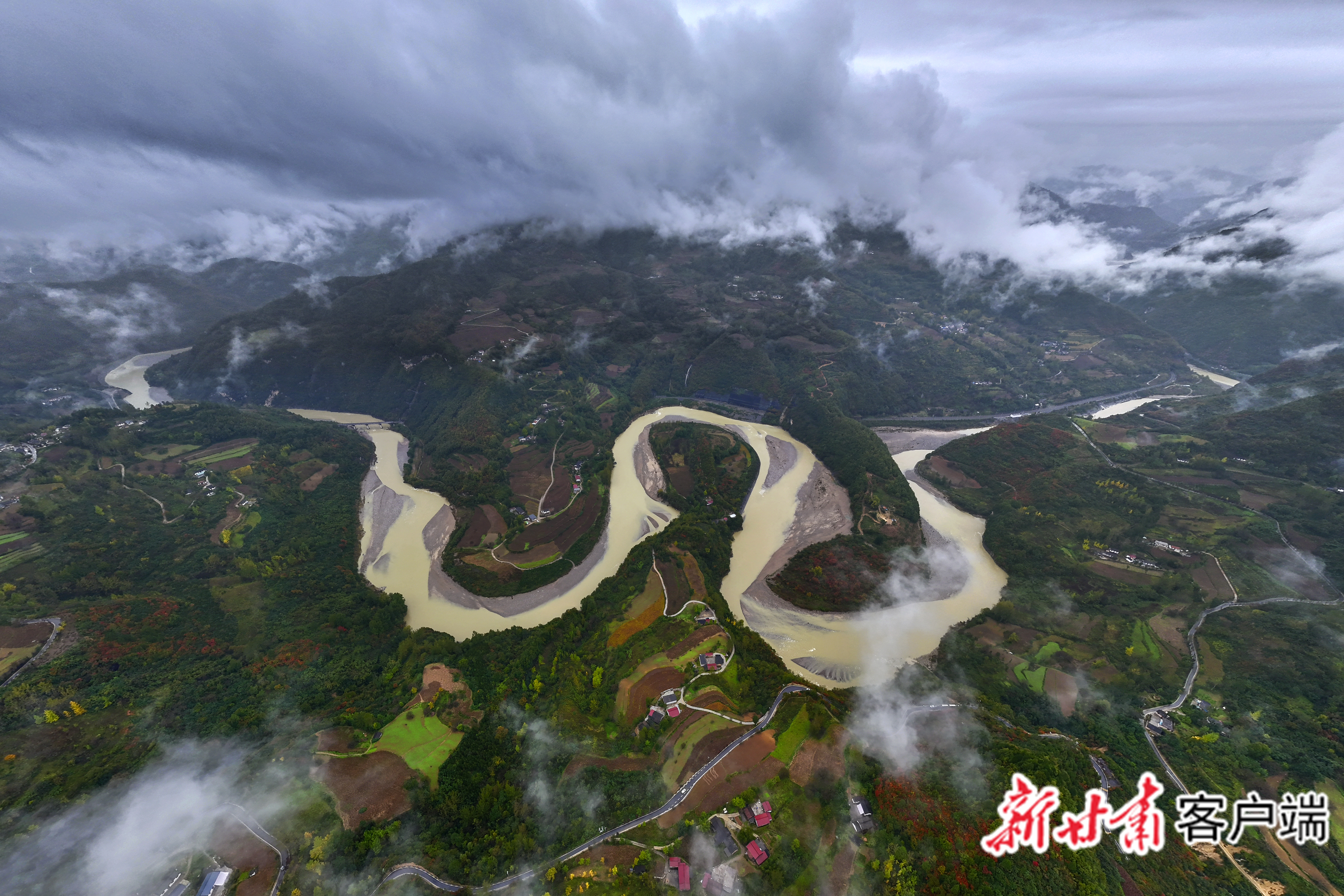 嘉陵江在金徽大地上蜿蜒流淌　图片均由新甘肃&middot;甘肃日报通讯员何方提供