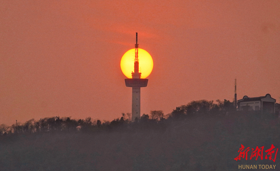 火红的夕阳与长沙岳麓山“长沙之眼”的轮廓相互映衬。湖南日报全媒体记者 徐行 摄