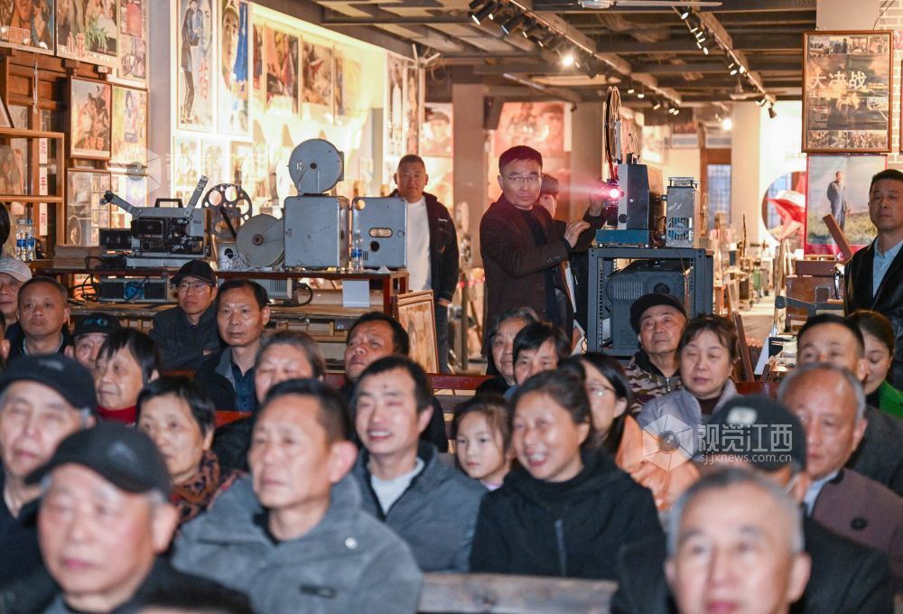 3月24日晚，在樟树市鹿江街道三皇里旅游休闲街区的红色电影博物馆里，馆长张赛祥守在放映机旁，和观众一起重温红色电影。