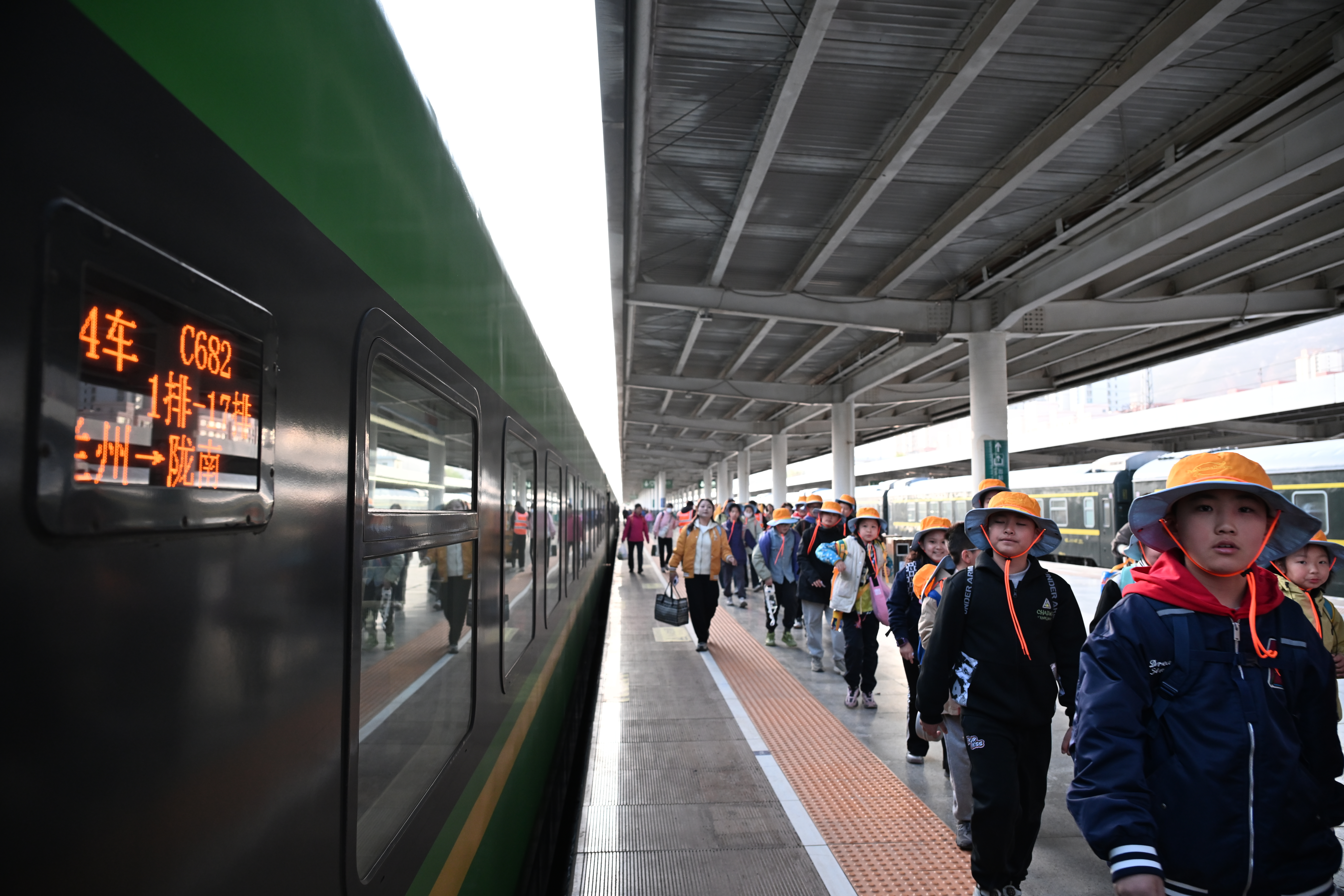 游客乘坐火车开启踏青之旅