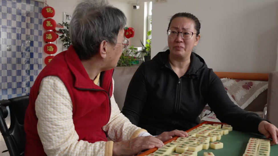 凤凰网《旅途》｜她放弃年入百万的生意，照顾正在忘记她的妈妈