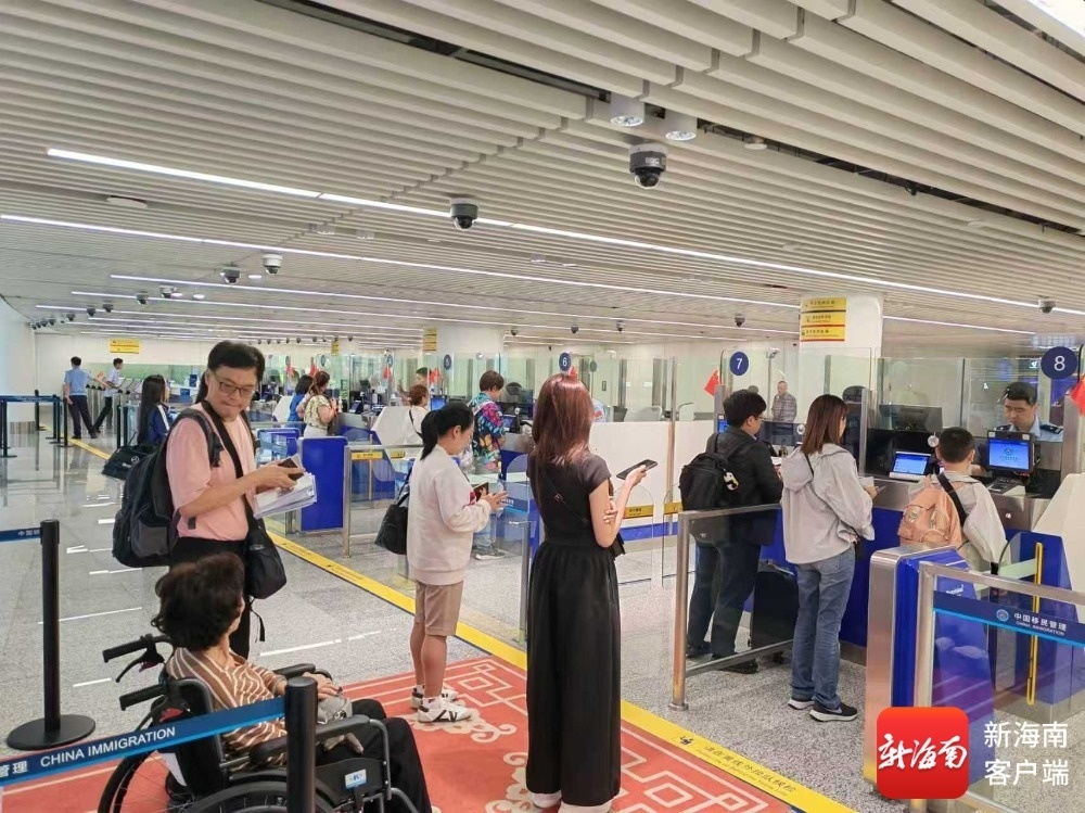 旅客通关现场。边检供图