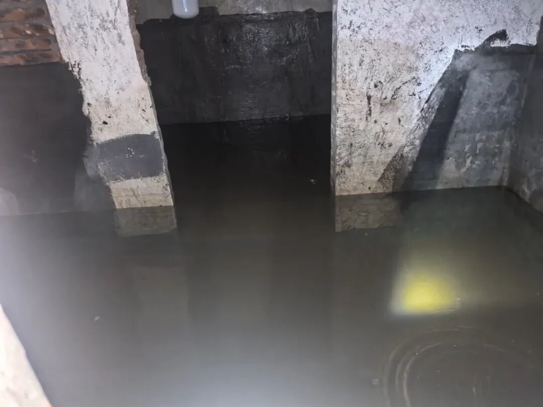 ▲消防水池水位低且无自动补水装置