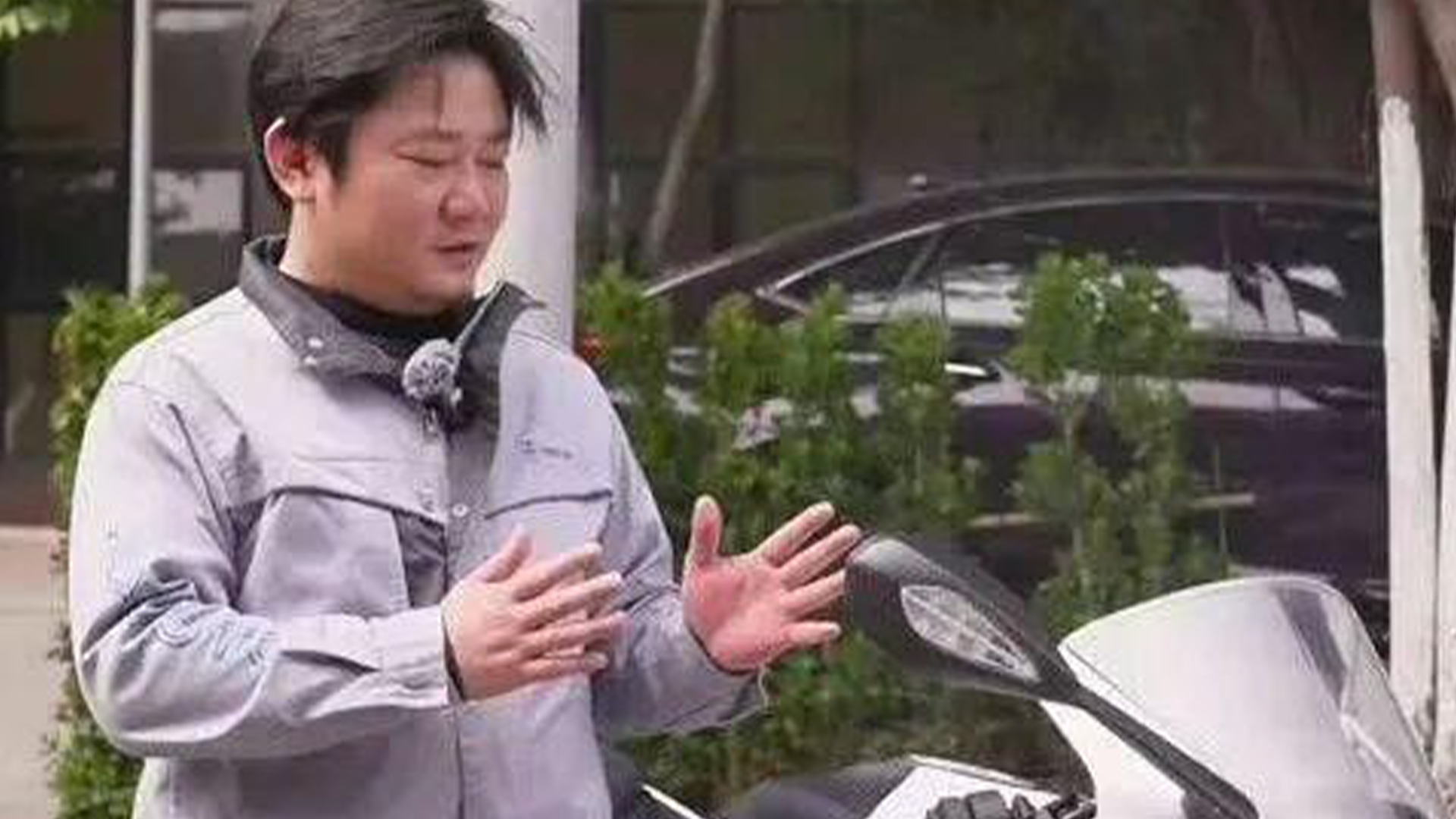 师父牙哥聊起张雪往事：练了两天赛车发现“啥也不是”，但改车时是个天才，像小偷一样两眼放光