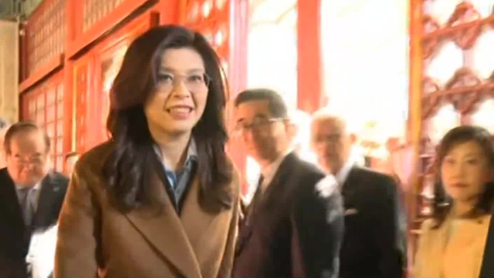 郑丽文访香山碧云寺，拜谒孙中山衣冠冢