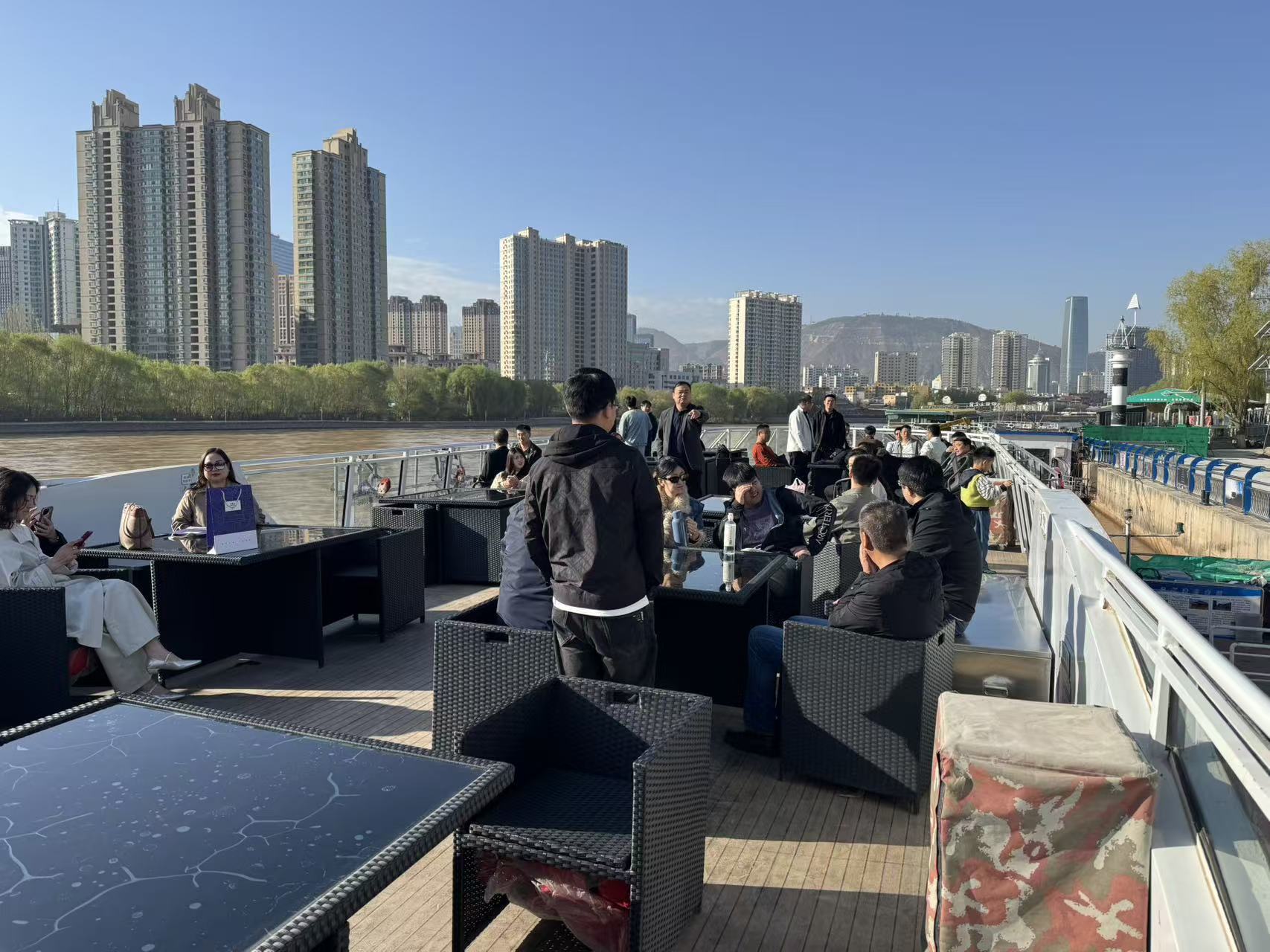 首航当日游客乘船体验