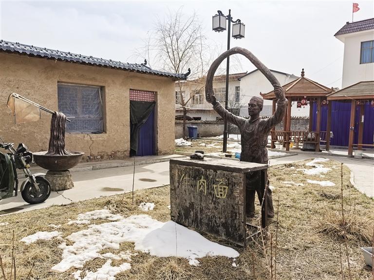 朱家沟村的牛肉拉面雕塑