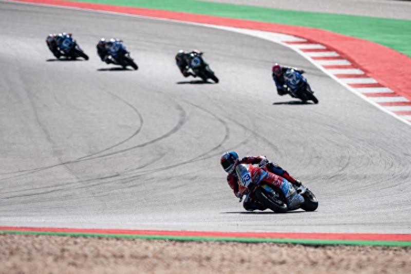 2026年3月28日,车手瓦伦丁·德比斯驾驶“张雪机车”(前)在葡萄牙举行的世界超级摩托车锦标赛双回合正赛中比赛。新华社发