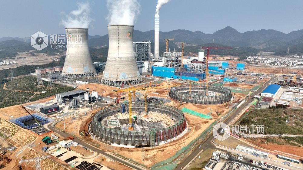 工人忙着推进冷却塔、配套厂房等设施项目建设（袁建兵 舒达 严伟 摄）