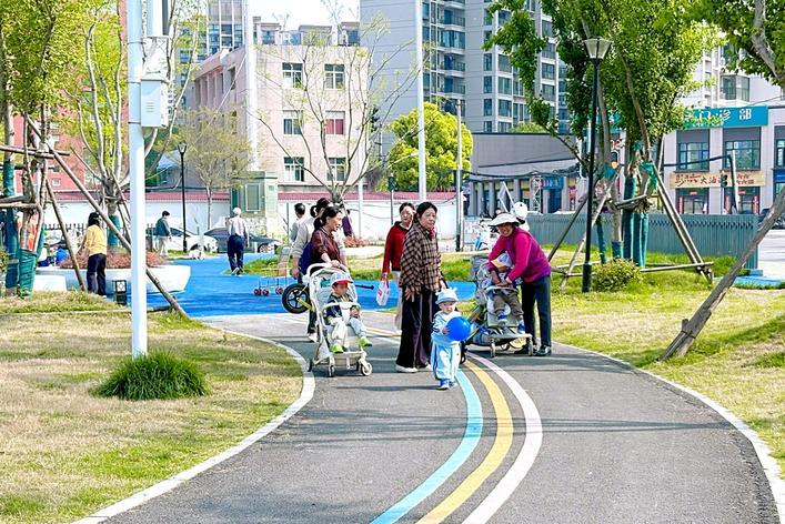 市民在巡司河活水公园扩建片区遛娃散步 通讯员供图