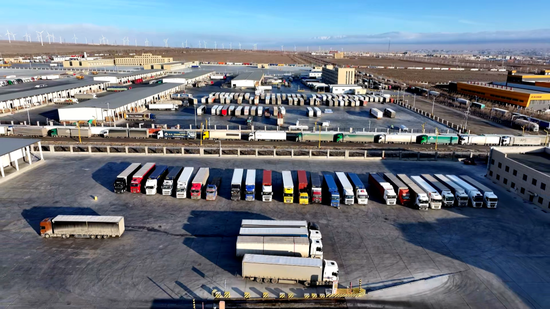 阿拉山口公路口岸内待查验货车整齐停放 （宋玉龙 摄）