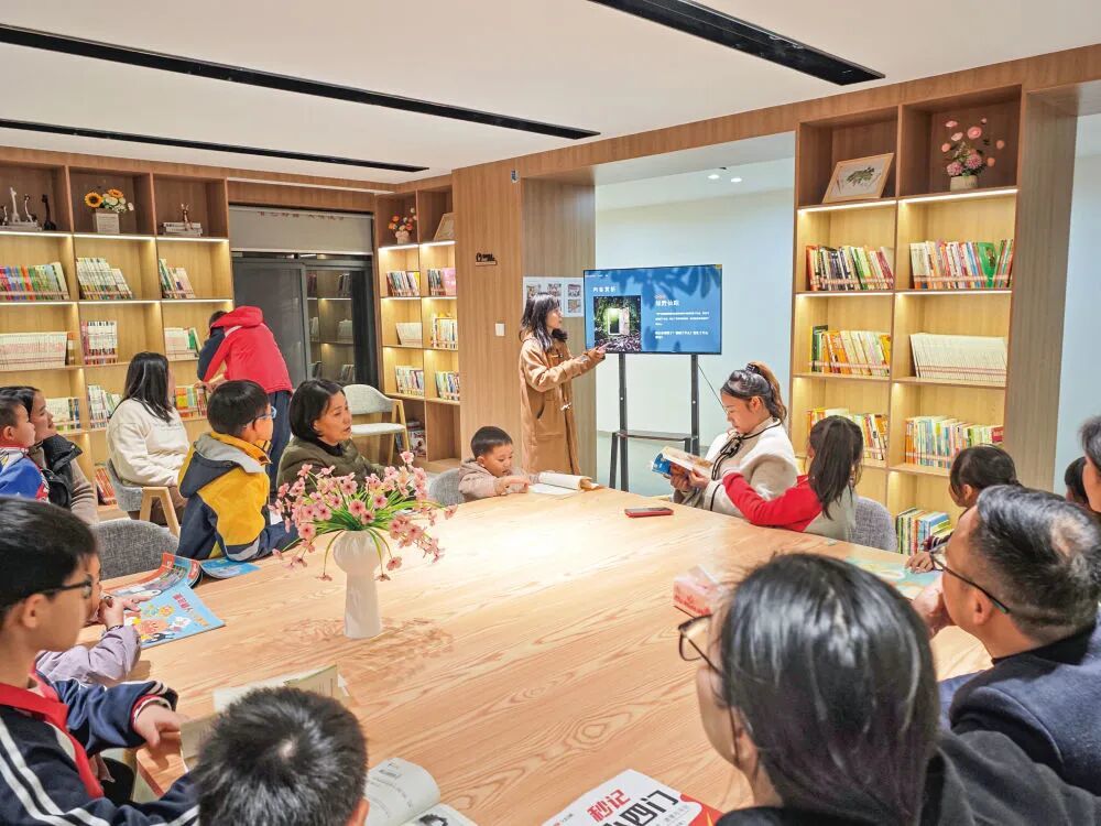 彭泽县流芳社区阅读驿站内景。