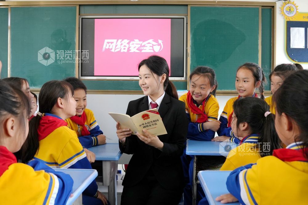 2026年4月10日，江西省宜春市上高县法院干警给锦阳小学的学生讲解《中华人民共和国网络安全法》知识。