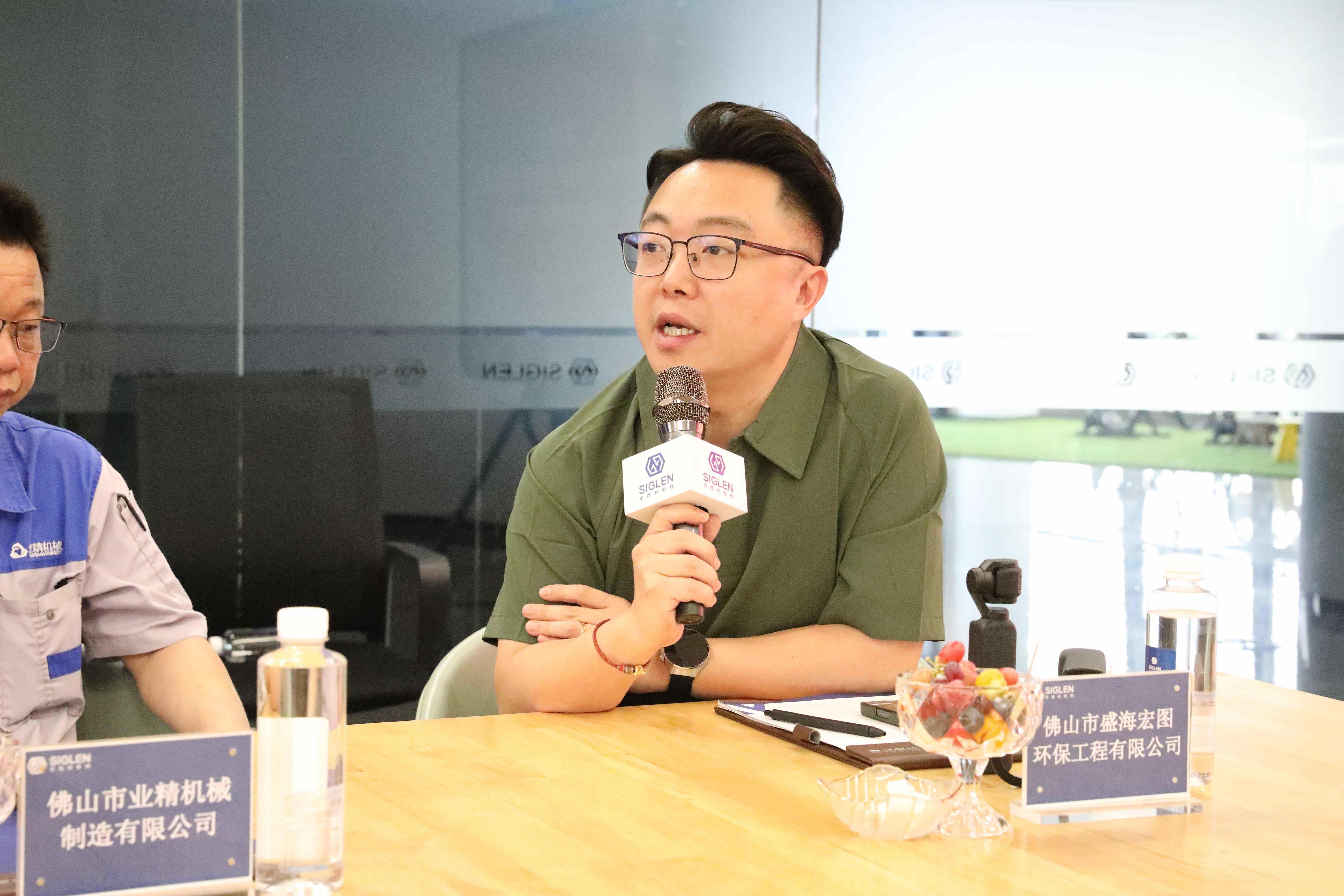 图：三水区青年商会秘书长张喆在会上发言